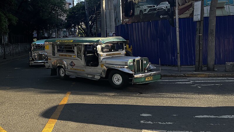 Jeepney na lumiliko sa isang kalye sa Metro Manila