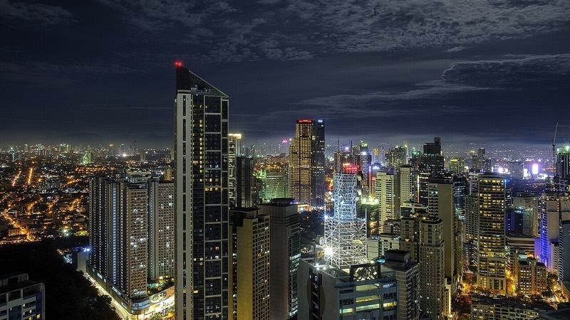 Makati skyline sa gabi, maraming nakailaw na gusali